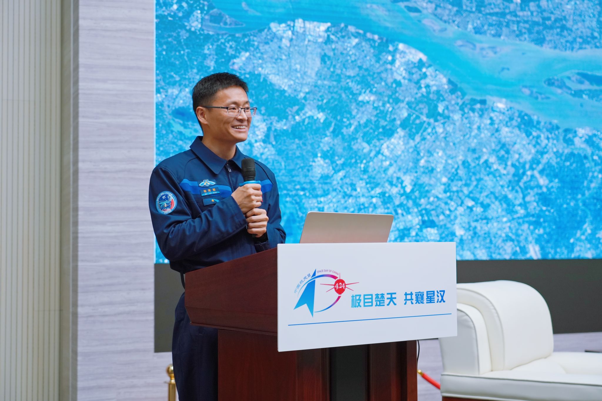 航天员桂海潮与武汉大学测绘遥感学科院士共话中国航天
