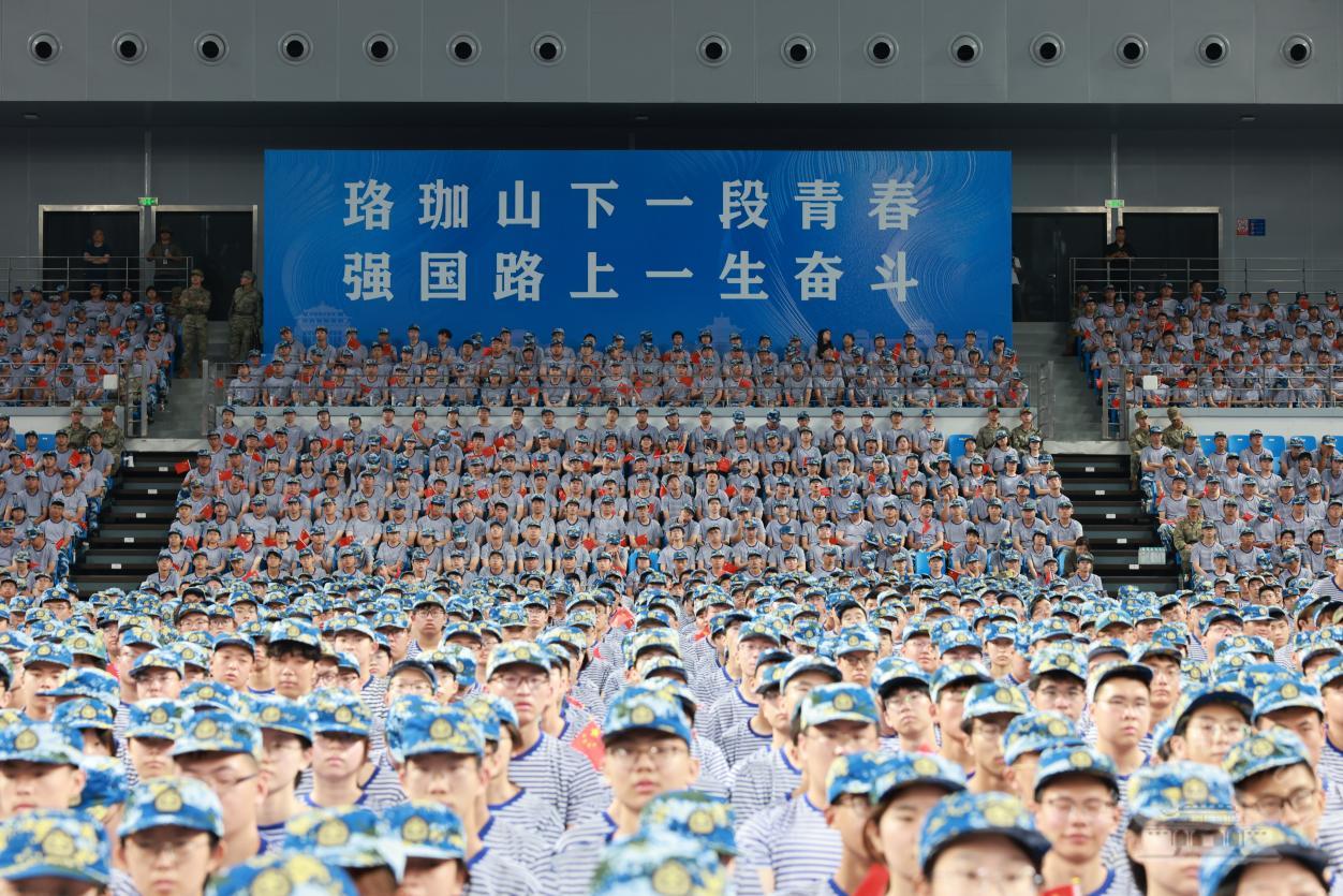 学校2025级军训学员集中观看抗战胜利80周年纪念大会